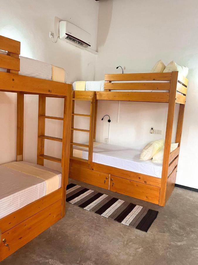 Hummus Hostel Хикадува Екстериор снимка