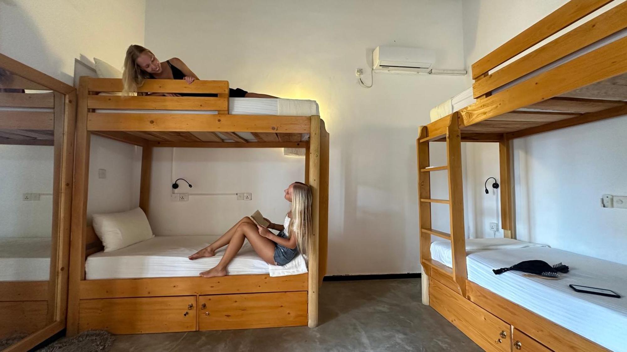 Hummus Hostel Хикадува Екстериор снимка