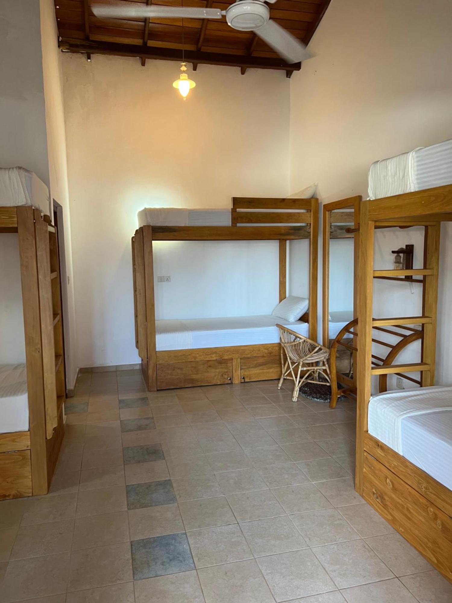 Hummus Hostel Хикадува Екстериор снимка