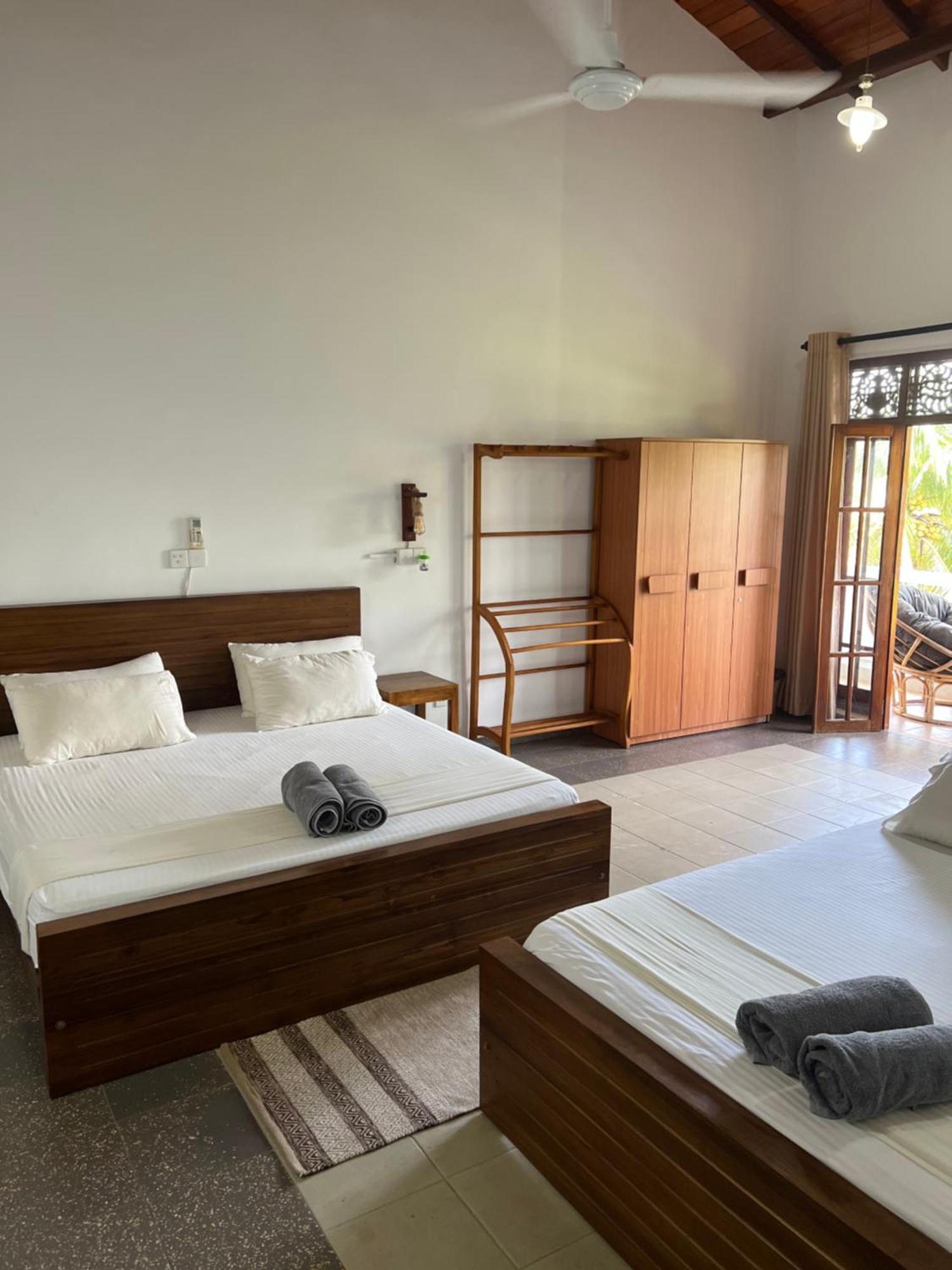 Hummus Hostel Хикадува Екстериор снимка